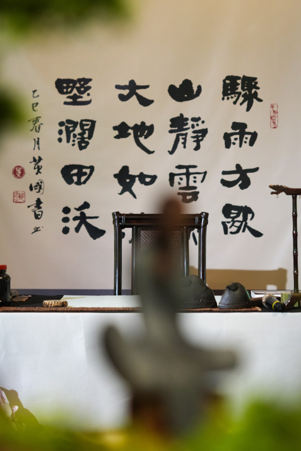 書藝家  黃國書以豪邁筆勢與深厚書道涵養，揮灑出關於「停頓」與「靜心」的墨痕之美