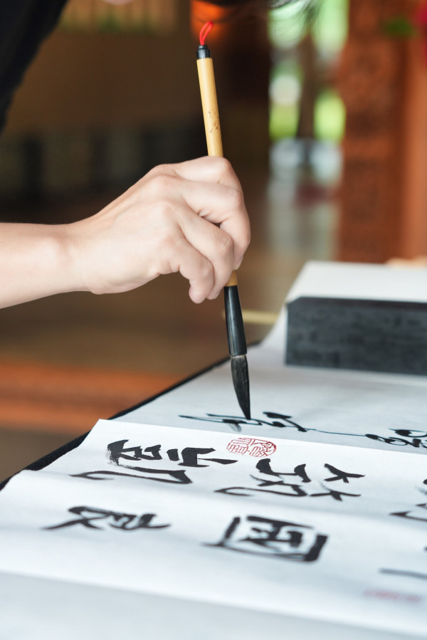 來賓親臨體驗毛筆觸墨揮筆之美